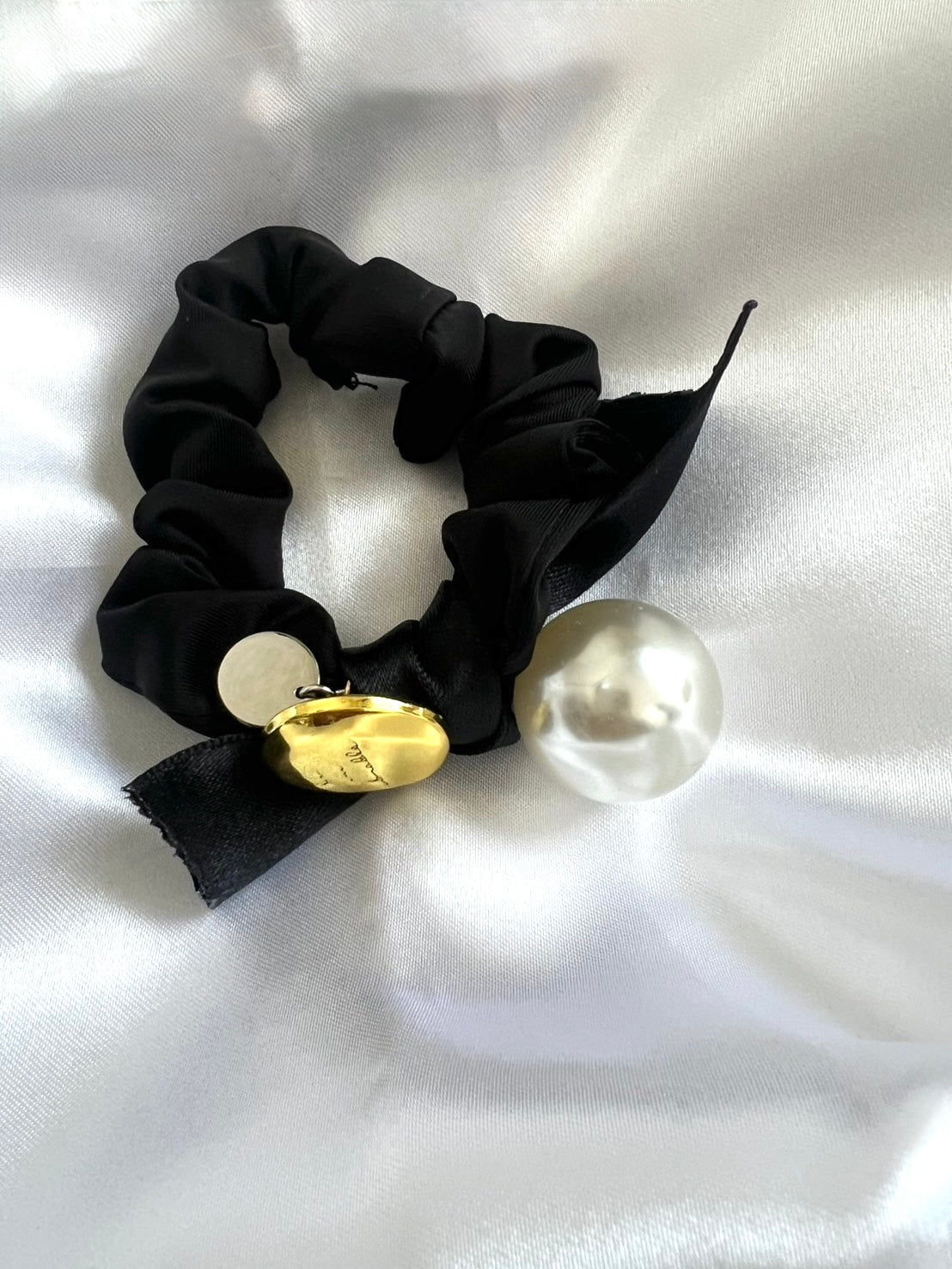 【Free Novelty Gift】Black Scrunchie with Gold Charm and Pearl