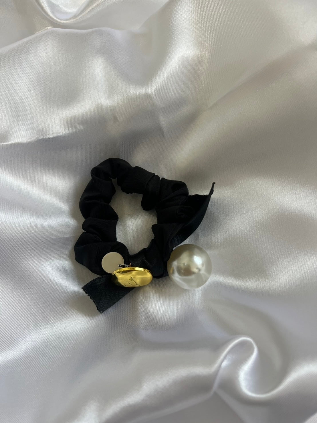 【Free Novelty Gift】Black Scrunchie with Gold Charm and Pearl