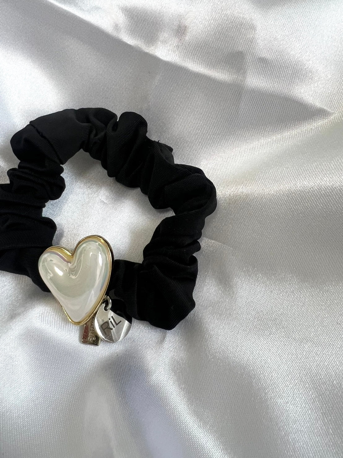 【Free Novelty Gift】Black Scrunchie with Heart Pearl Charm
