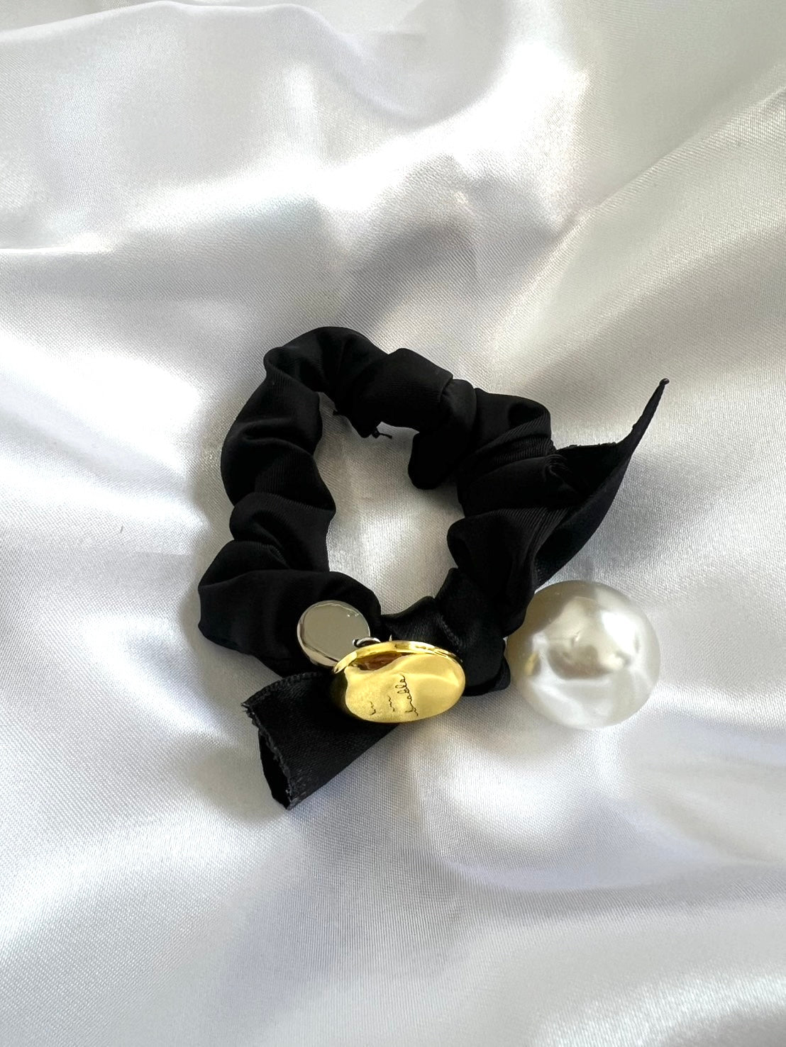 【Free Novelty Gift】Black Scrunchie with Gold Charm and Pearl