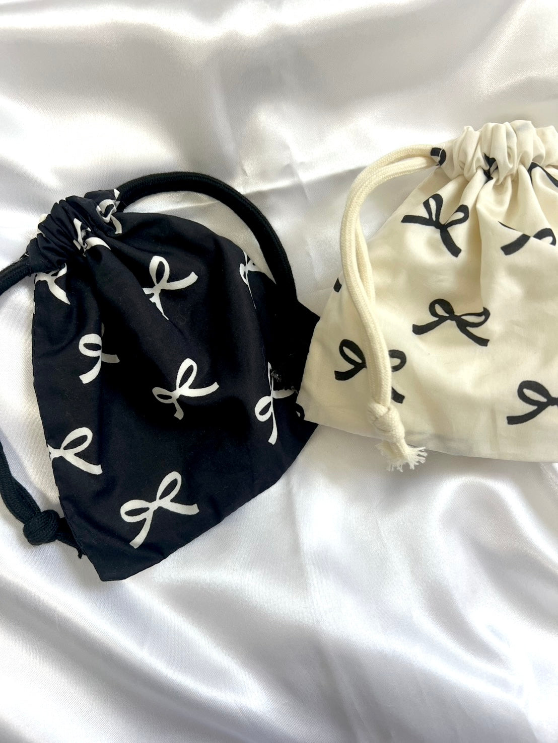 【Free Novelty Gift】Mini Drawstring Pouch with Ribbon Print - Black & White