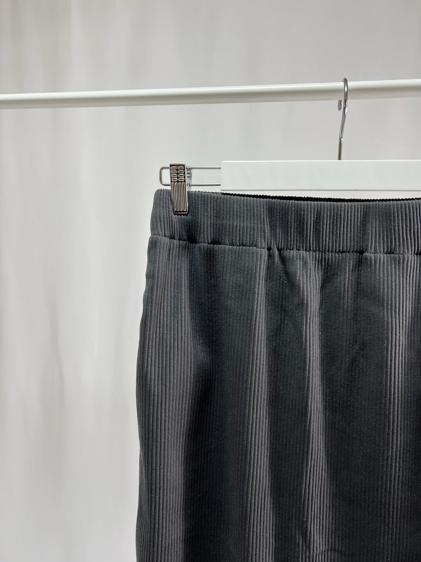 2500005Classic Pleated Midi Skirt - Black