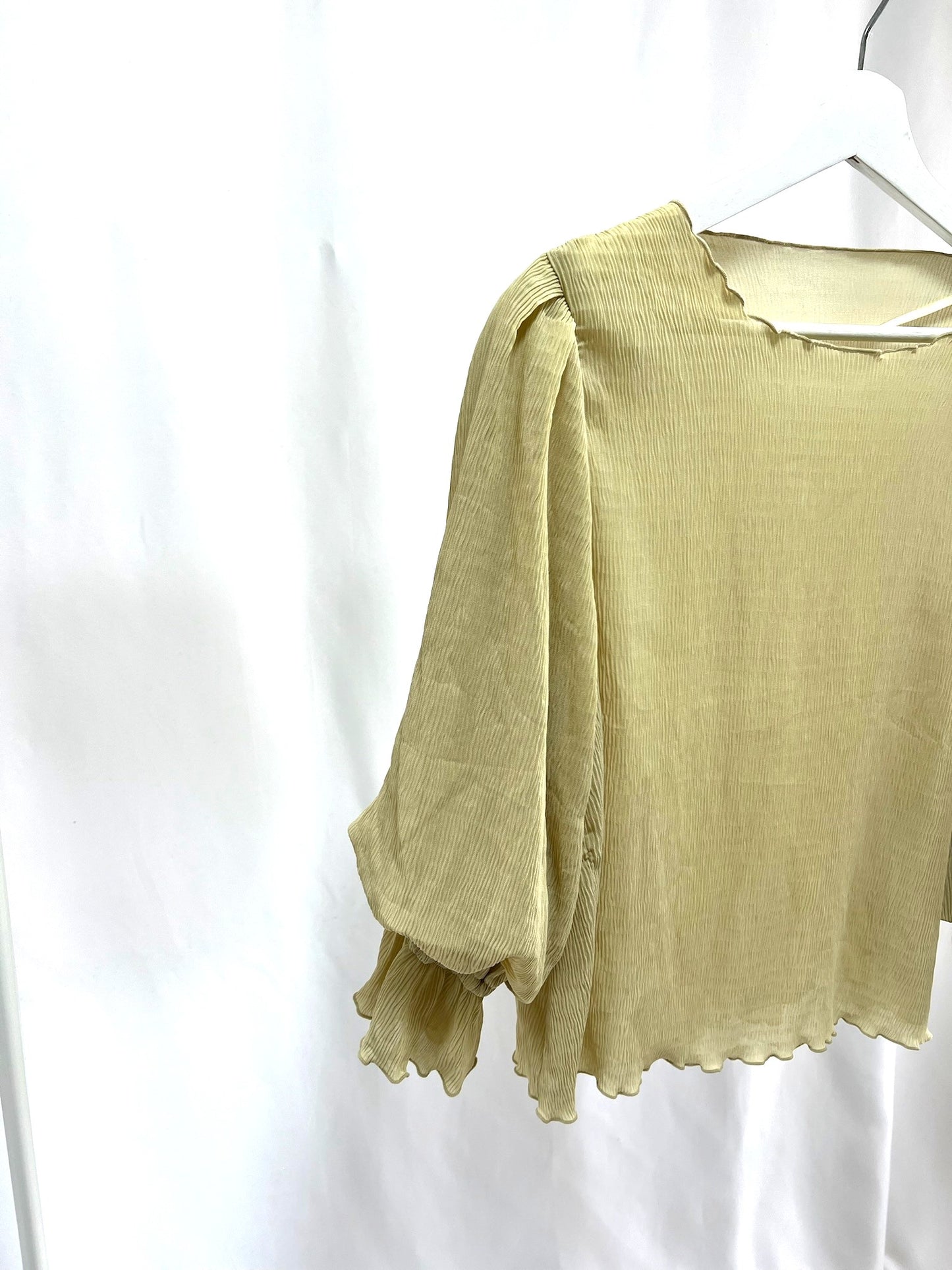 25027Soft Yellow Puff Sleeve Knit Top