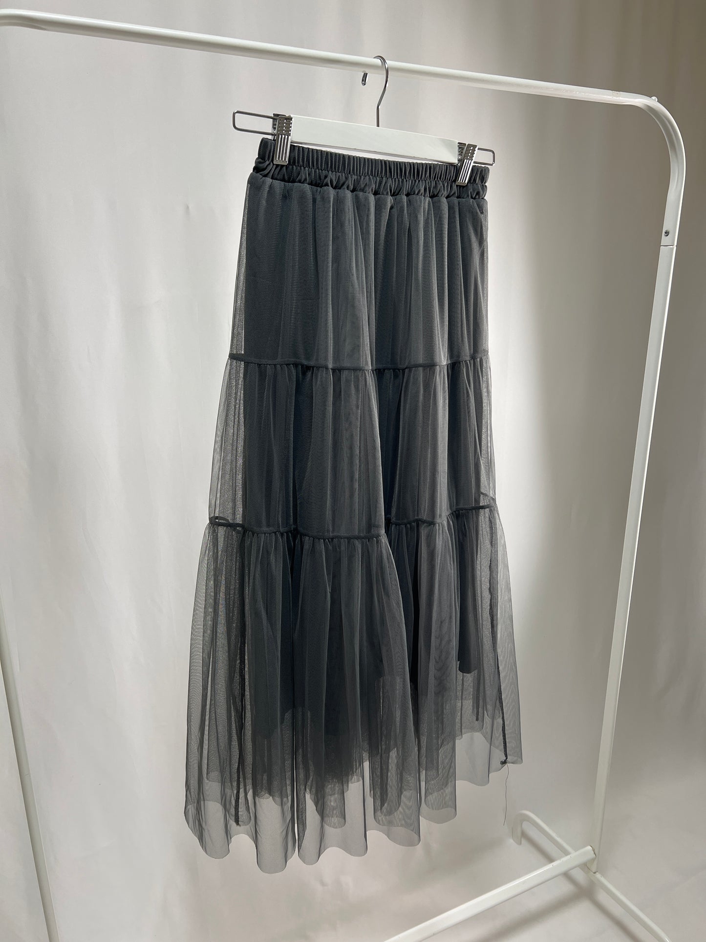 25000014Gray Tulle Skirt – Layered Midi Style
