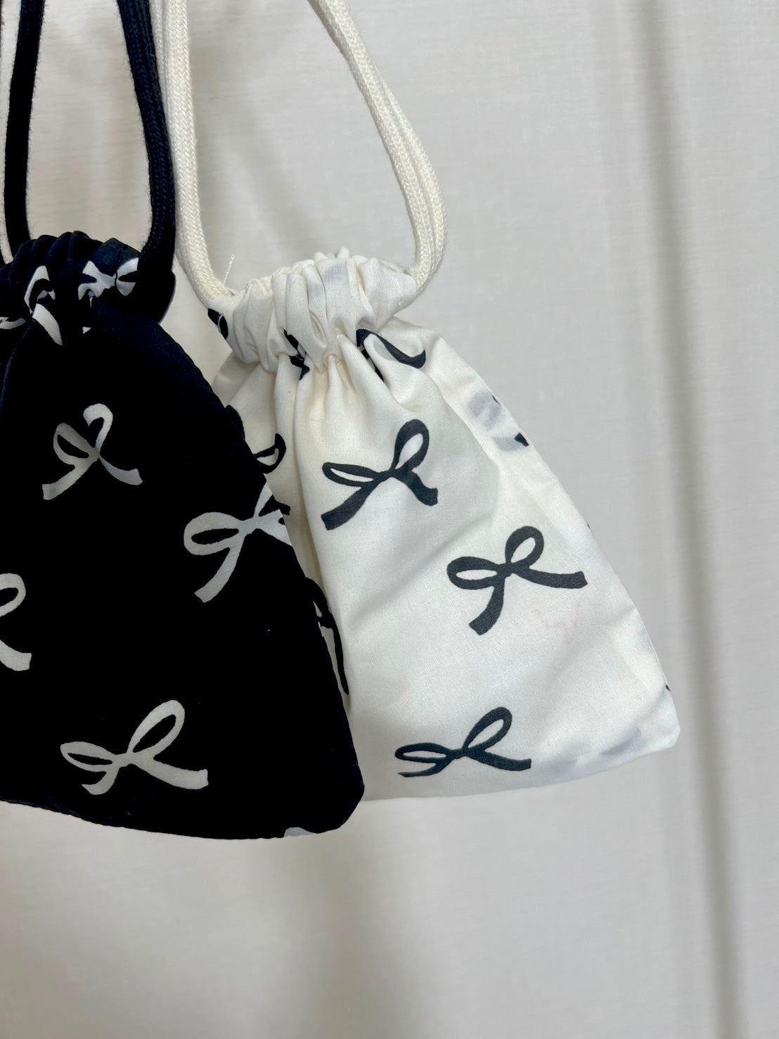 【Free Novelty Gift】Mini Drawstring Pouch with Ribbon Print - Black & White