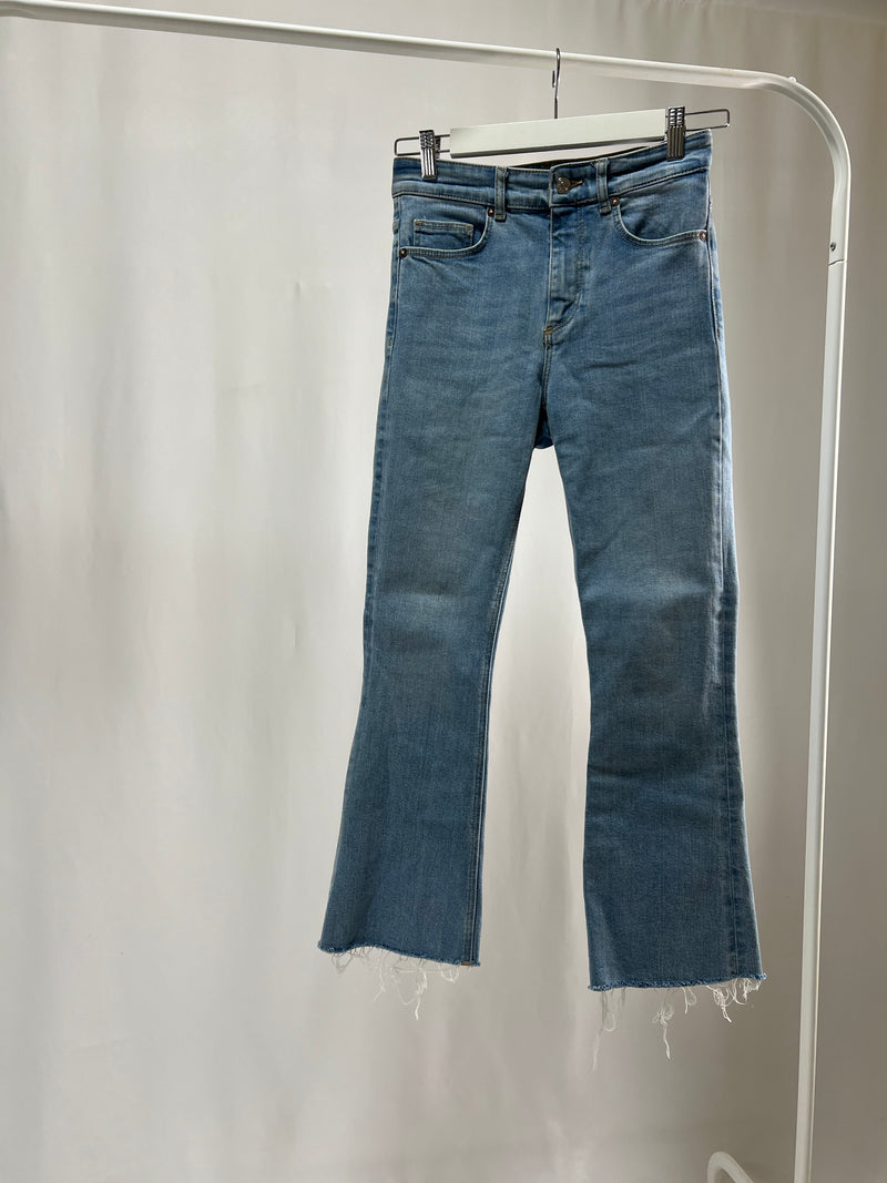 2501217Cut-Off Flare Denim Jeans