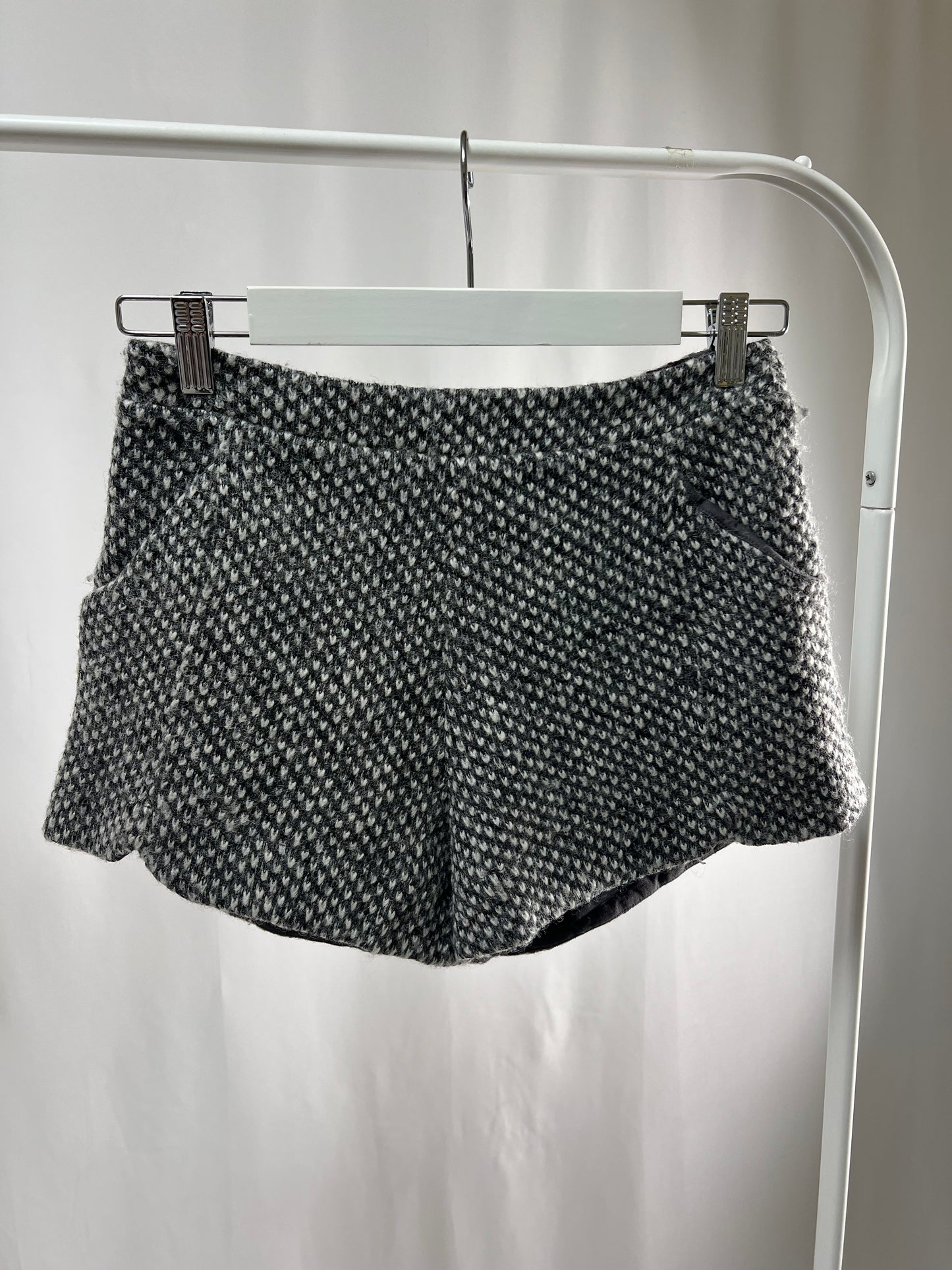 2501211Gray Tweed Pattern Shorts – High Waist