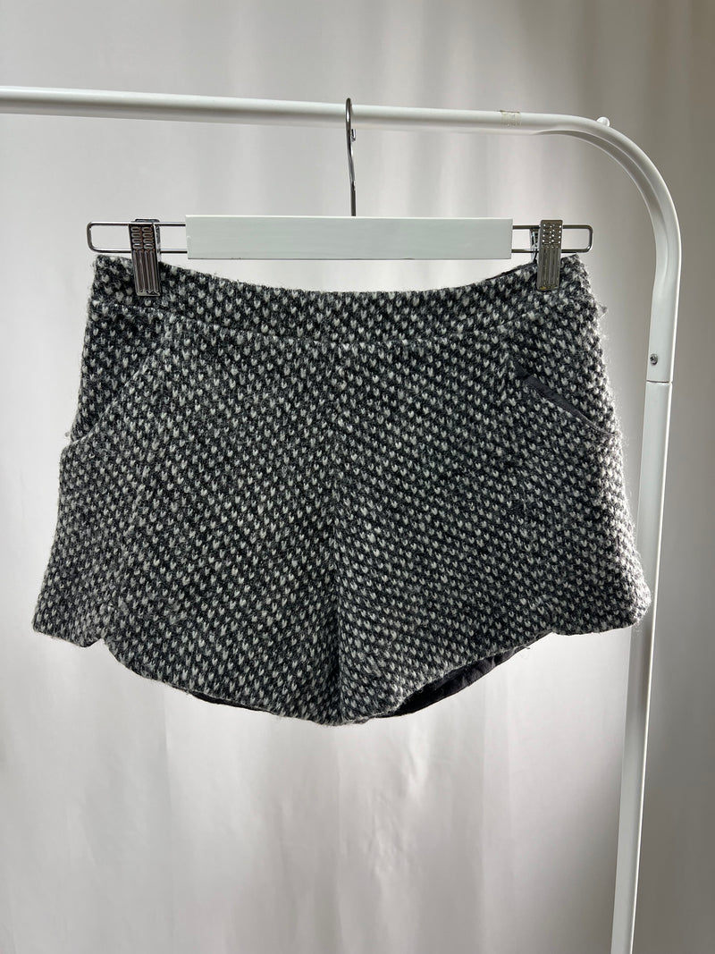 2501211Gray Tweed Pattern Shorts – High Waist