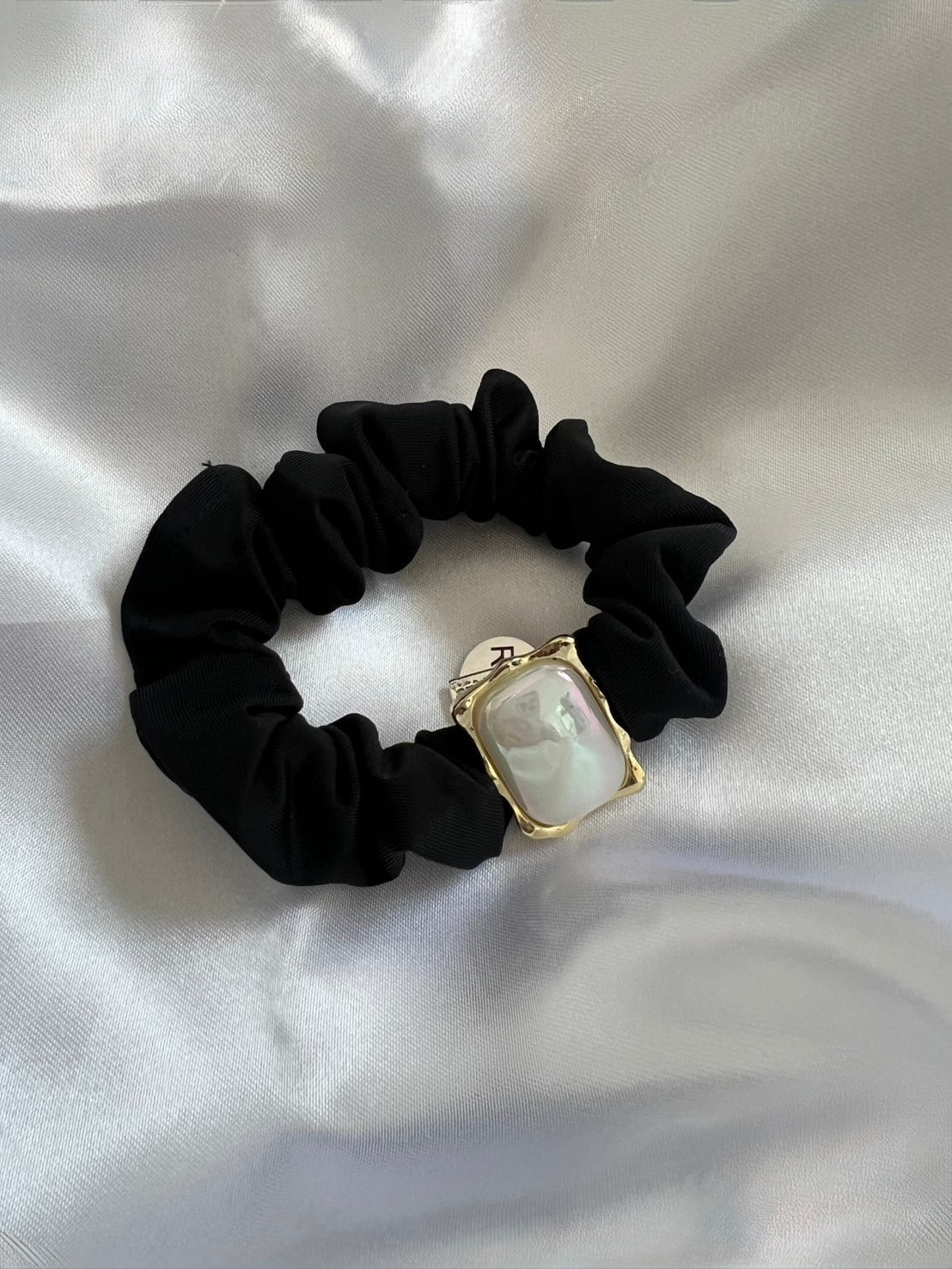 【Free Novelty Gift】Black Scrunchie with Large Square Pearl Charm