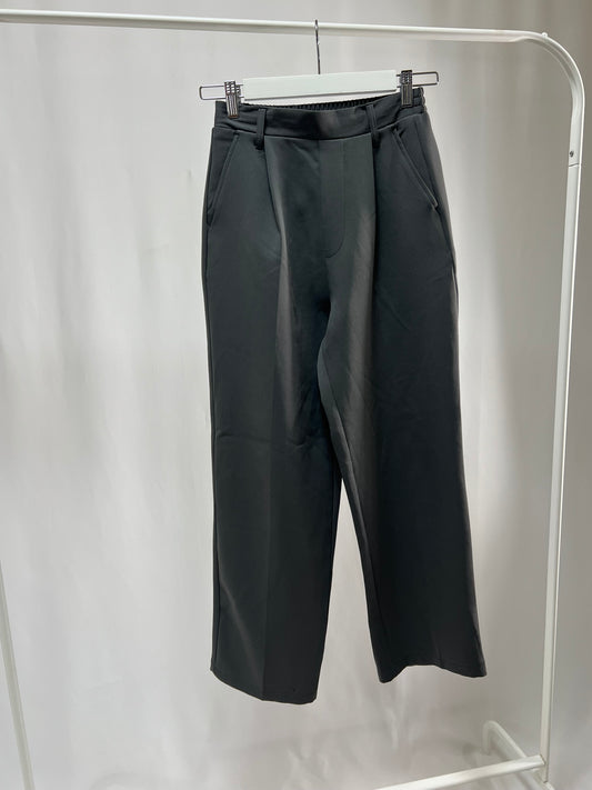 250126Sleek Essential Straight Pants