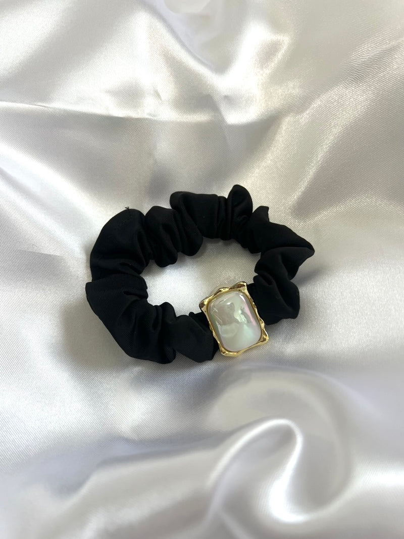 【Free Novelty Gift】Black Scrunchie with Large Square Pearl Charm