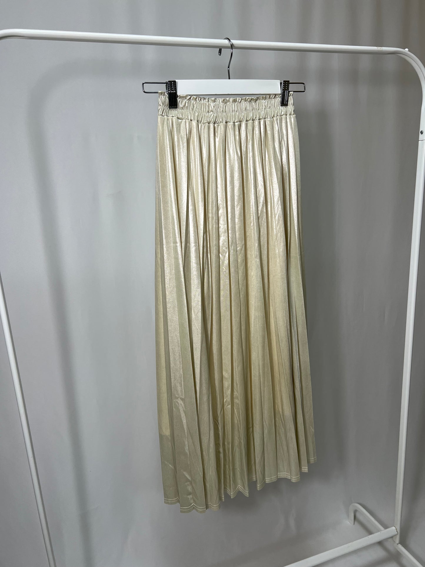 25000013White Satin Pleated Skirt – Midi Length