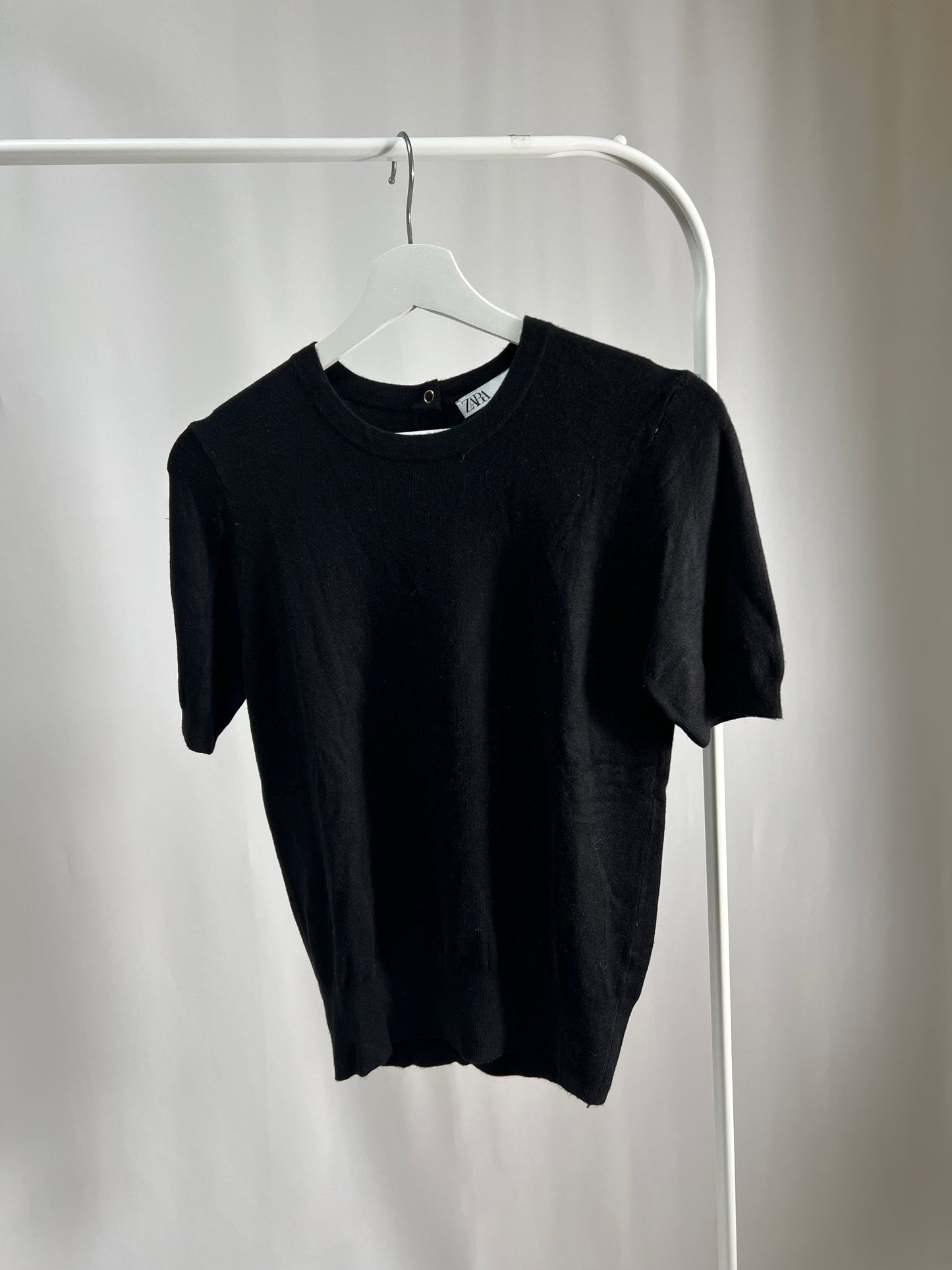 25045ZARA Black Knit Top with Back Buttons – Short Sleeve