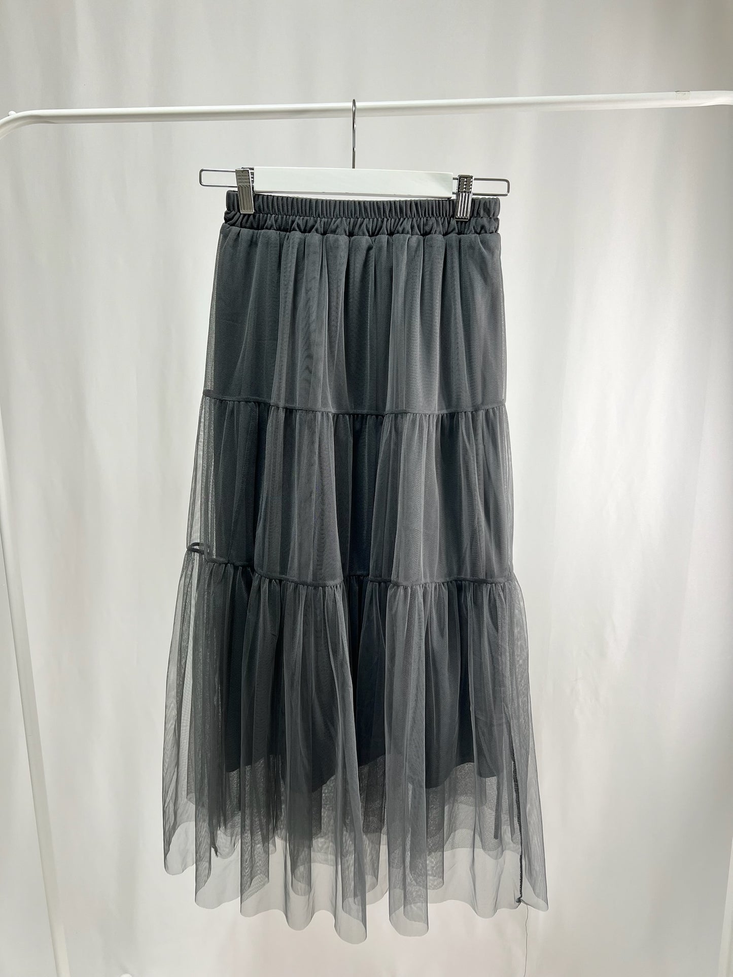 25000014Gray Tulle Skirt – Layered Midi Style