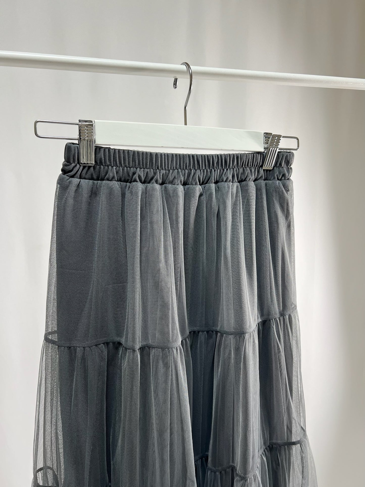 25000014Gray Tulle Skirt – Layered Midi Style