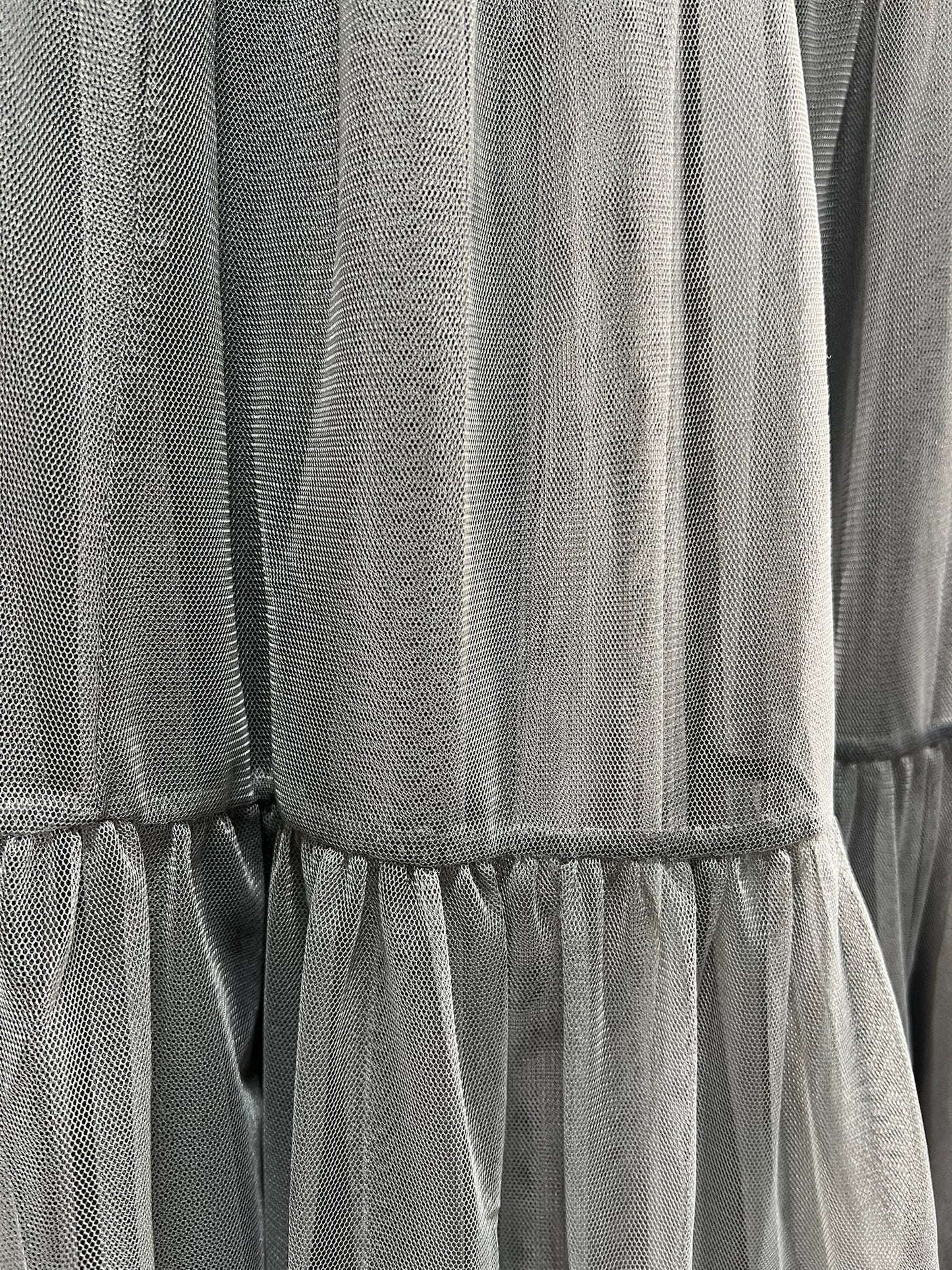 25000014Gray Tulle Skirt – Layered Midi Style