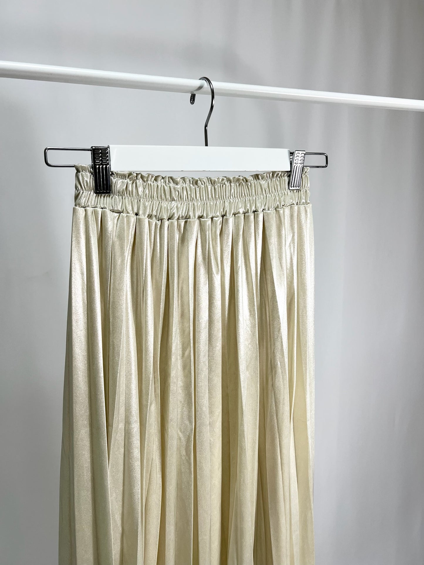 25000013White Satin Pleated Skirt – Midi Length