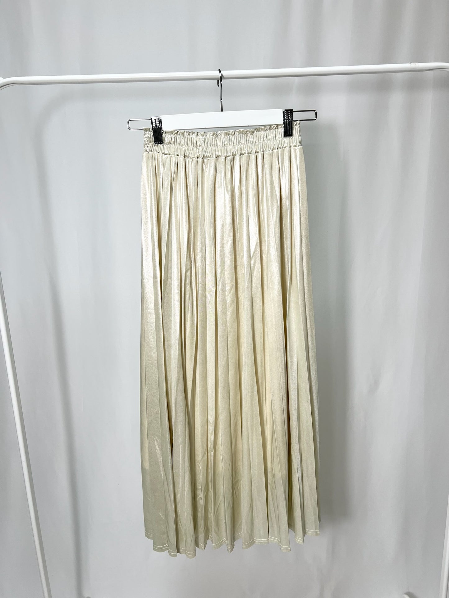 25000013White Satin Pleated Skirt – Midi Length