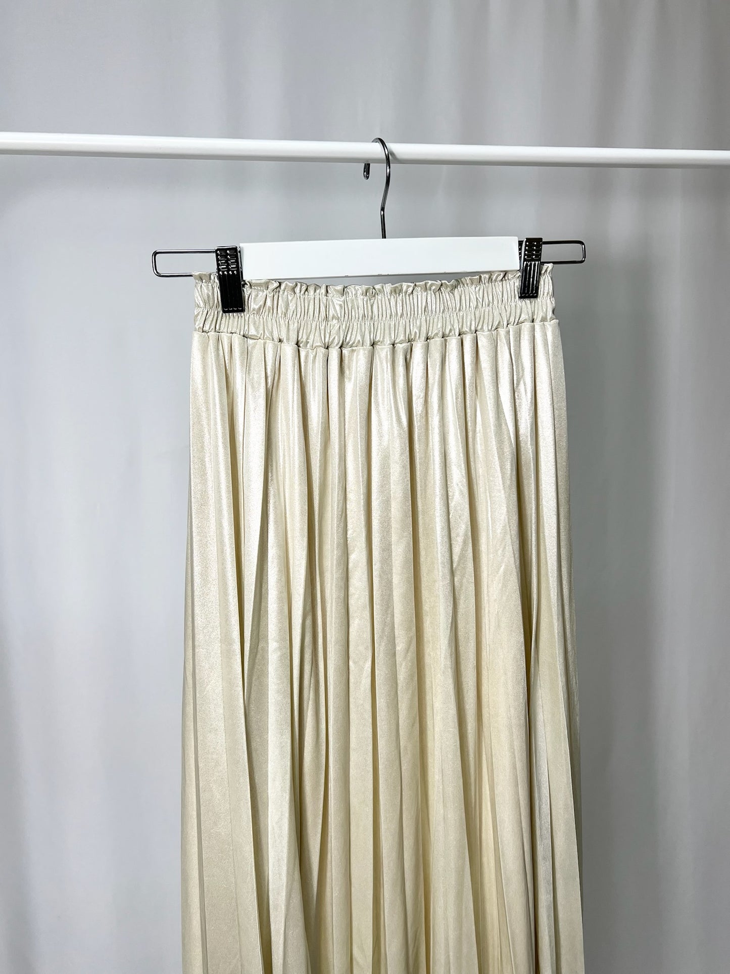 25000013White Satin Pleated Skirt – Midi Length
