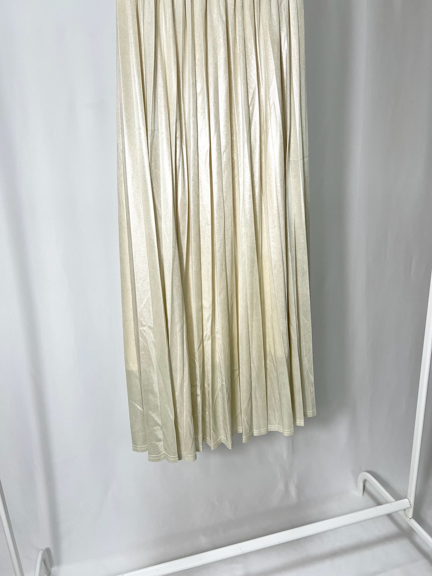 25000013White Satin Pleated Skirt – Midi Length