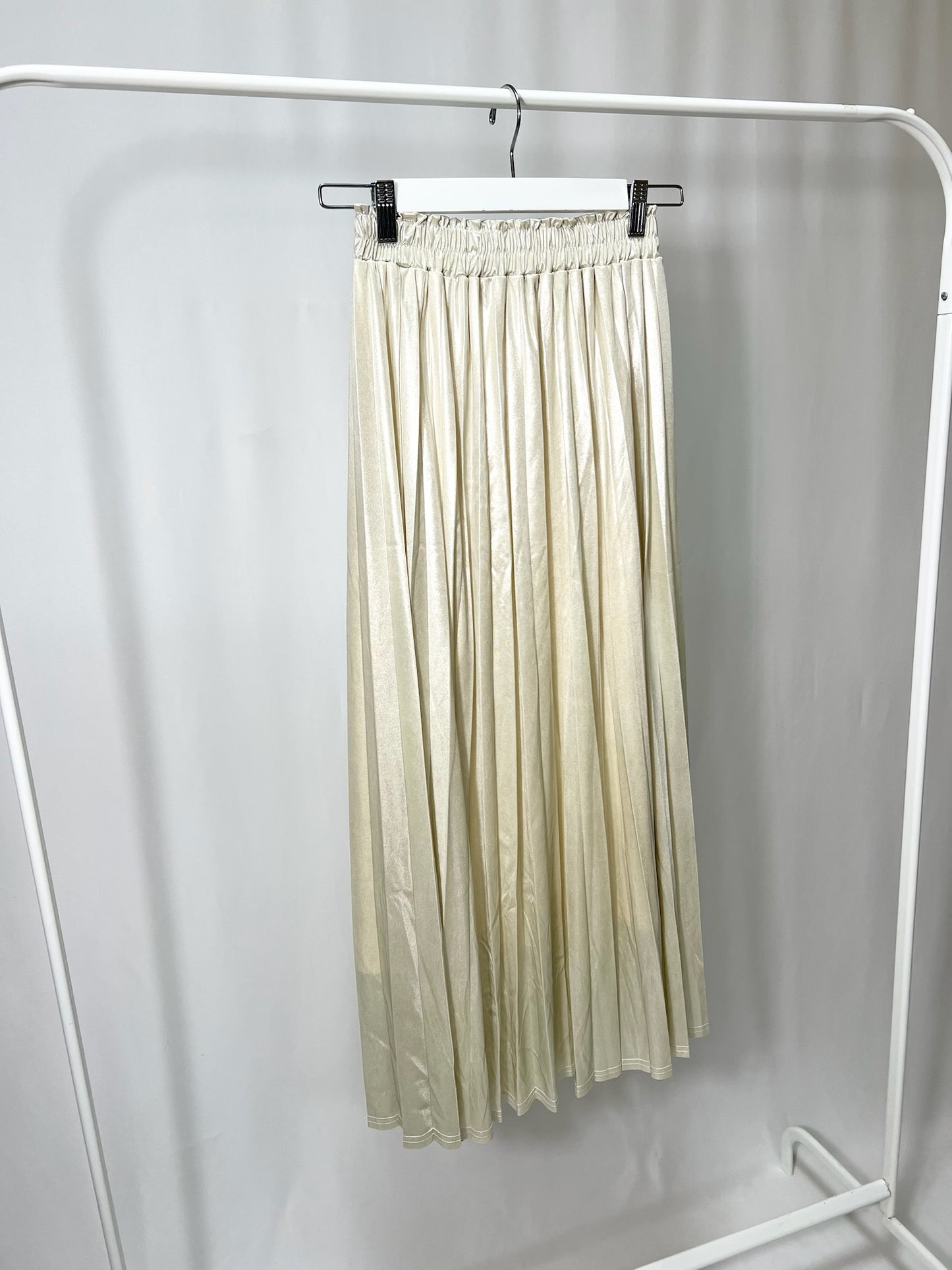25000013White Satin Pleated Skirt – Midi Length