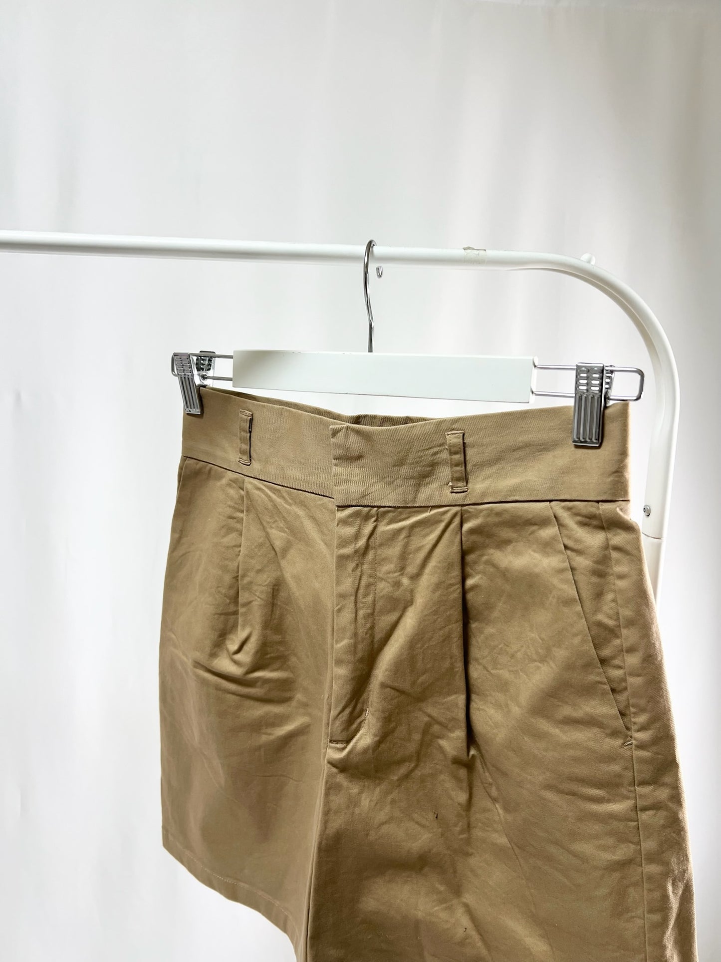 250129High-Waist Pleated Shorts