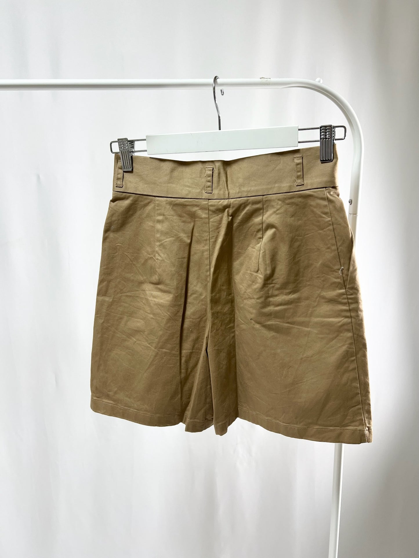 250129High-Waist Pleated Shorts