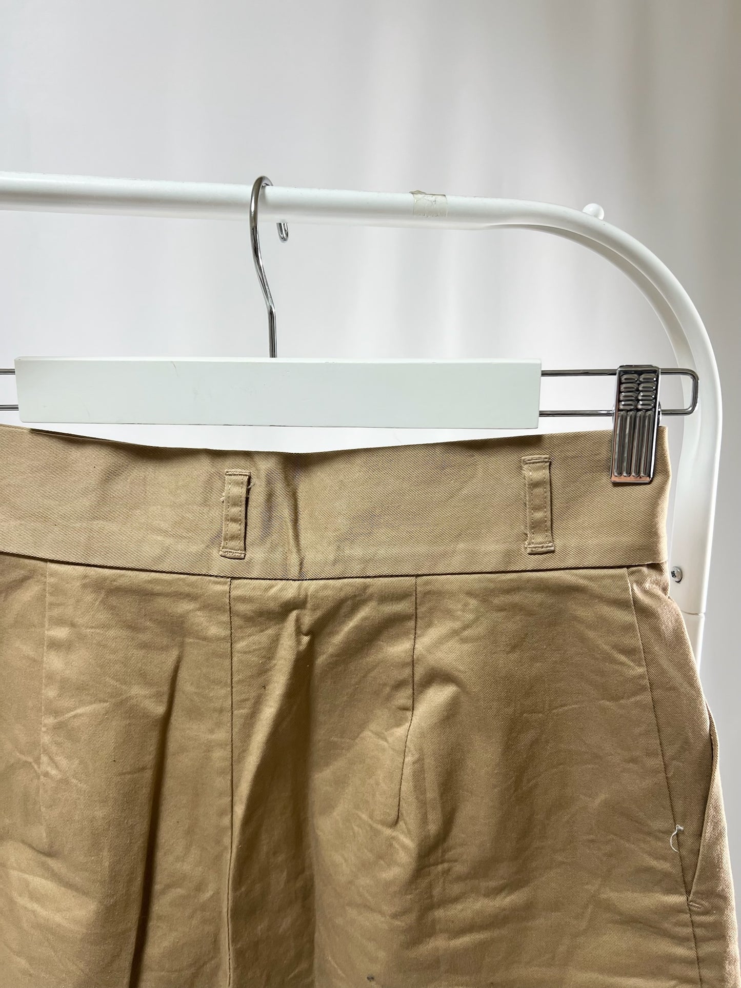 250129High-Waist Pleated Shorts