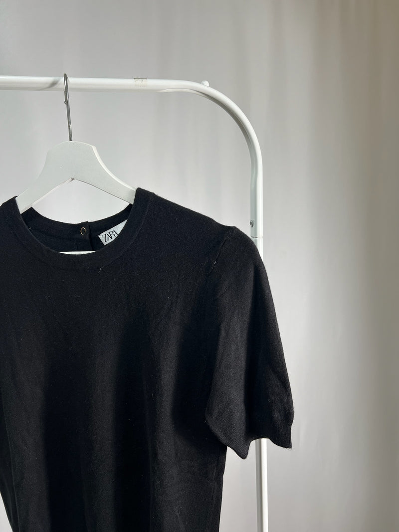 25045ZARA Black Knit Top with Back Buttons – Short Sleeve