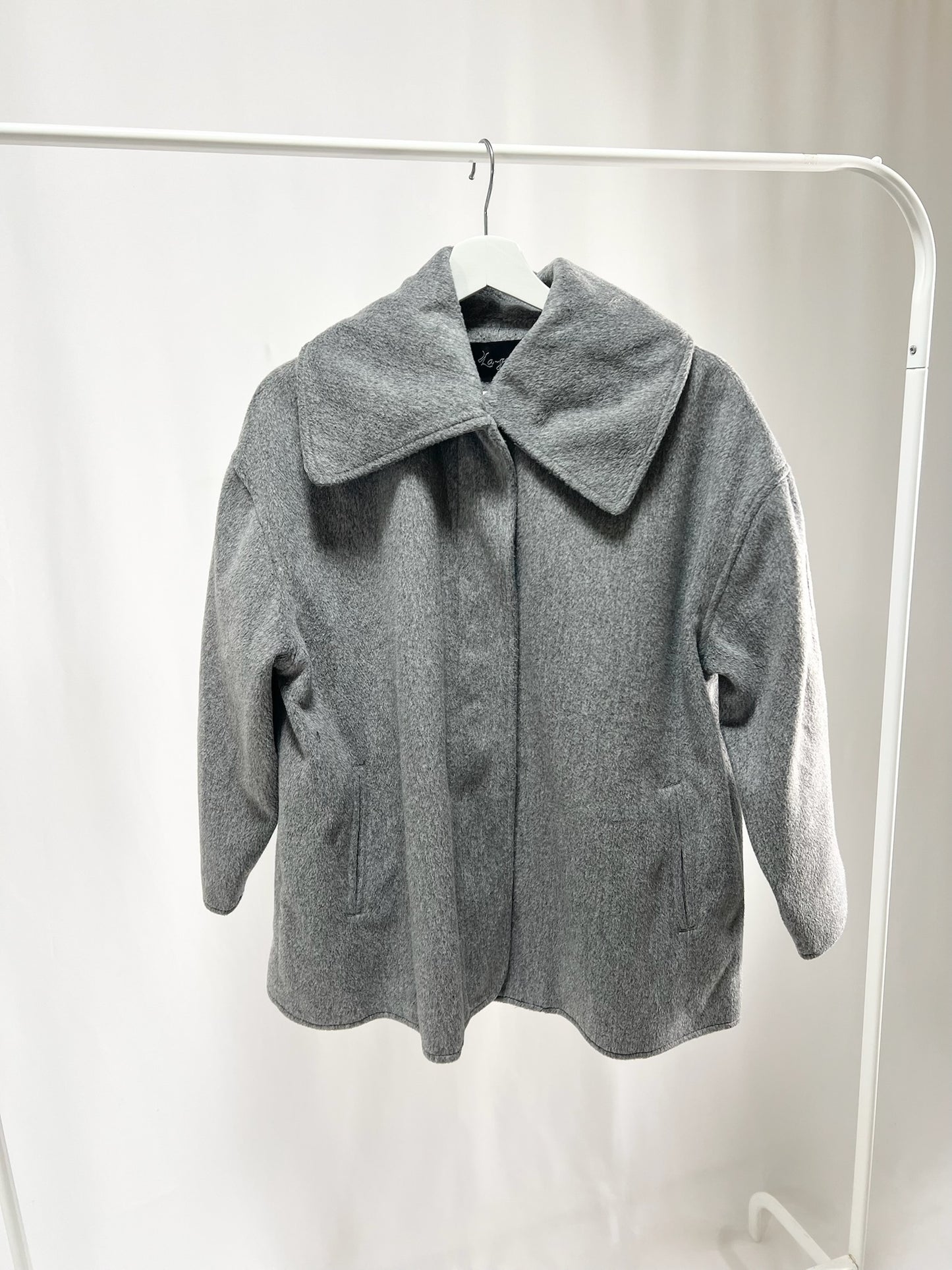 250008Gray Coat