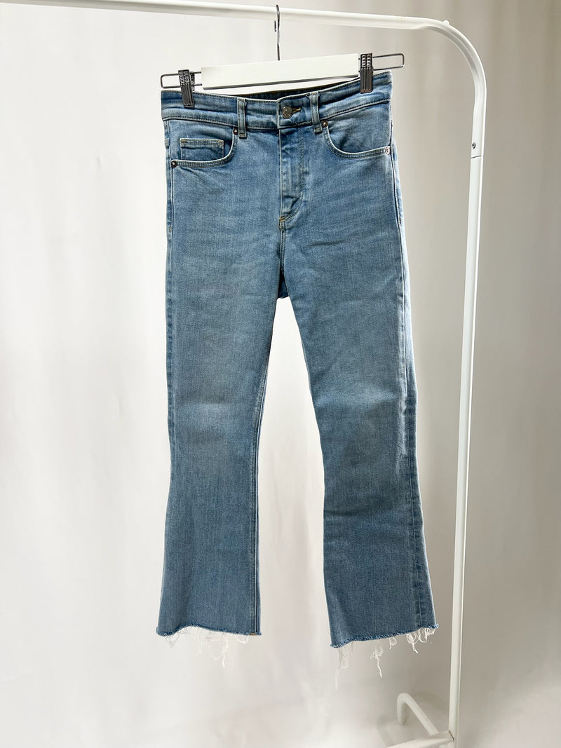 2501217Cut-Off Flare Denim Jeans