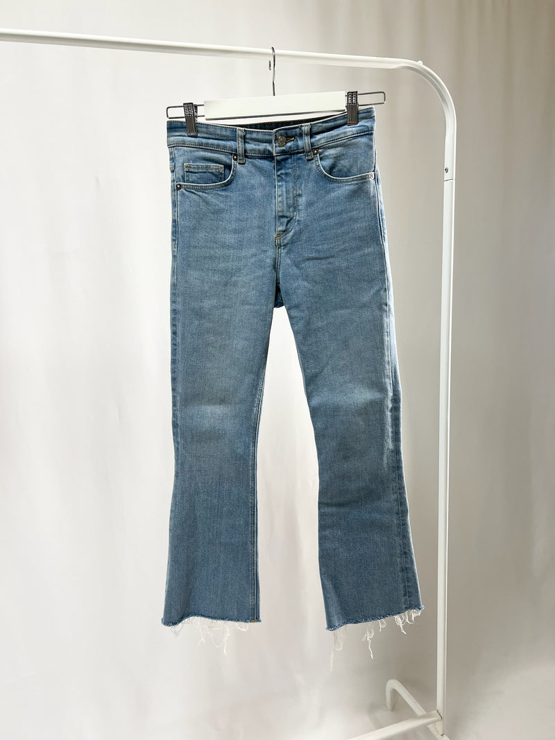 2501217Cut-Off Flare Denim Jeans