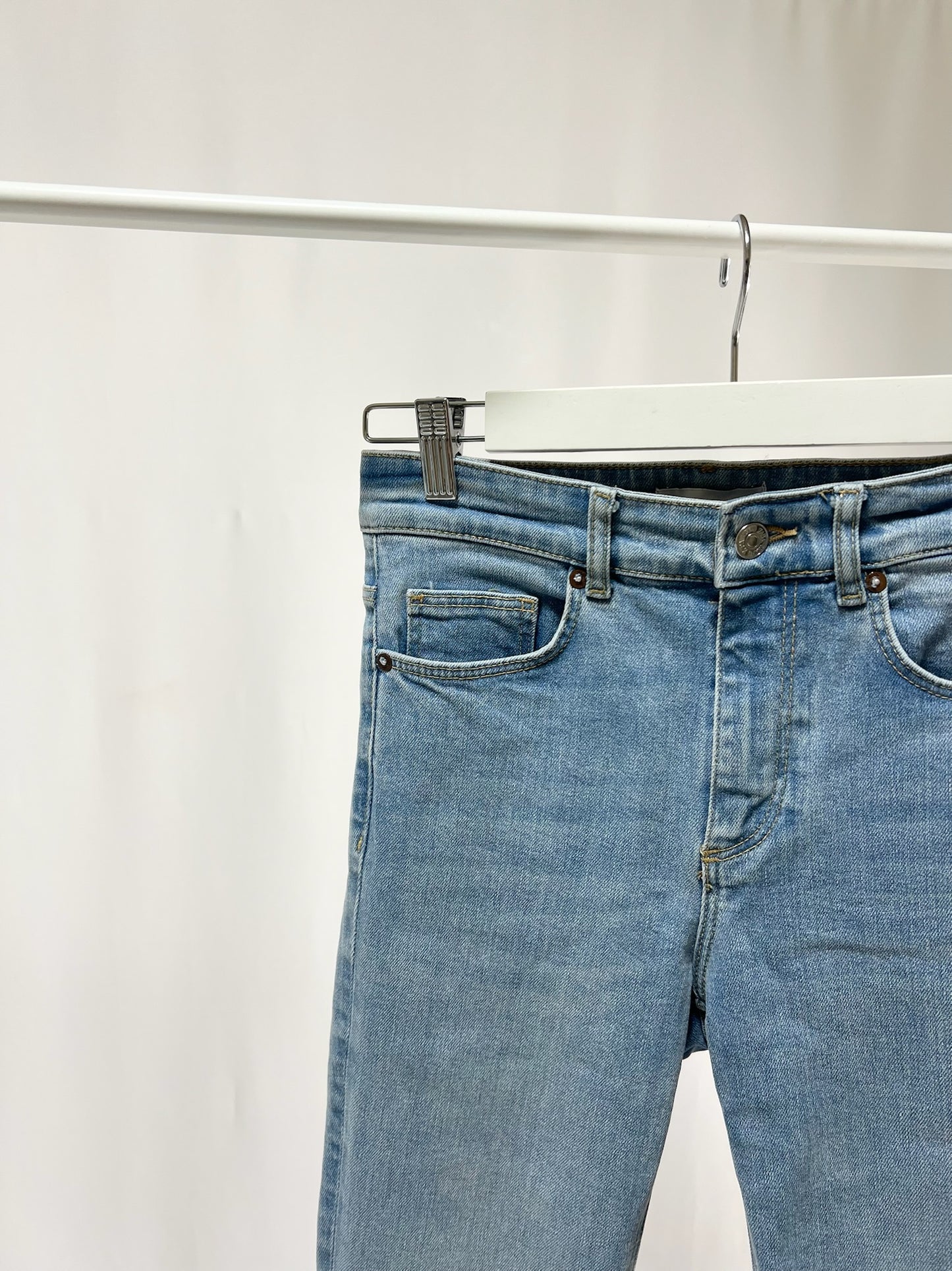 2501217Cut-Off Flare Denim Jeans