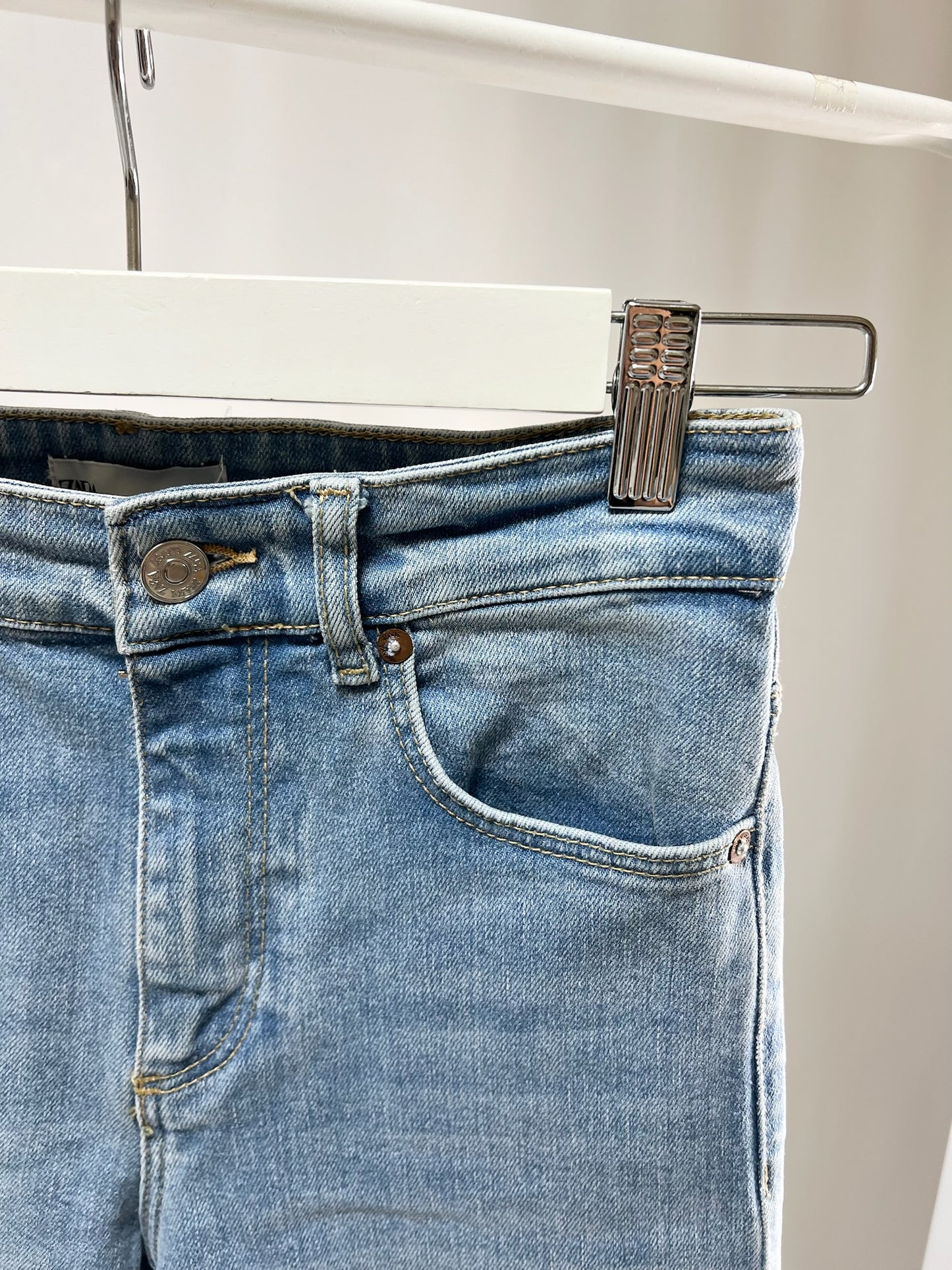 2501217Cut-Off Flare Denim Jeans