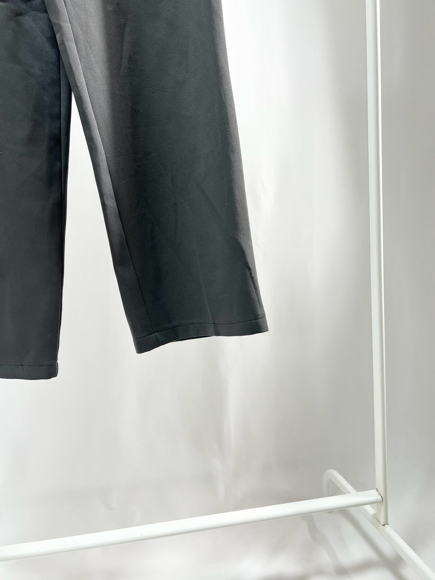 250126Sleek Essential Straight Pants