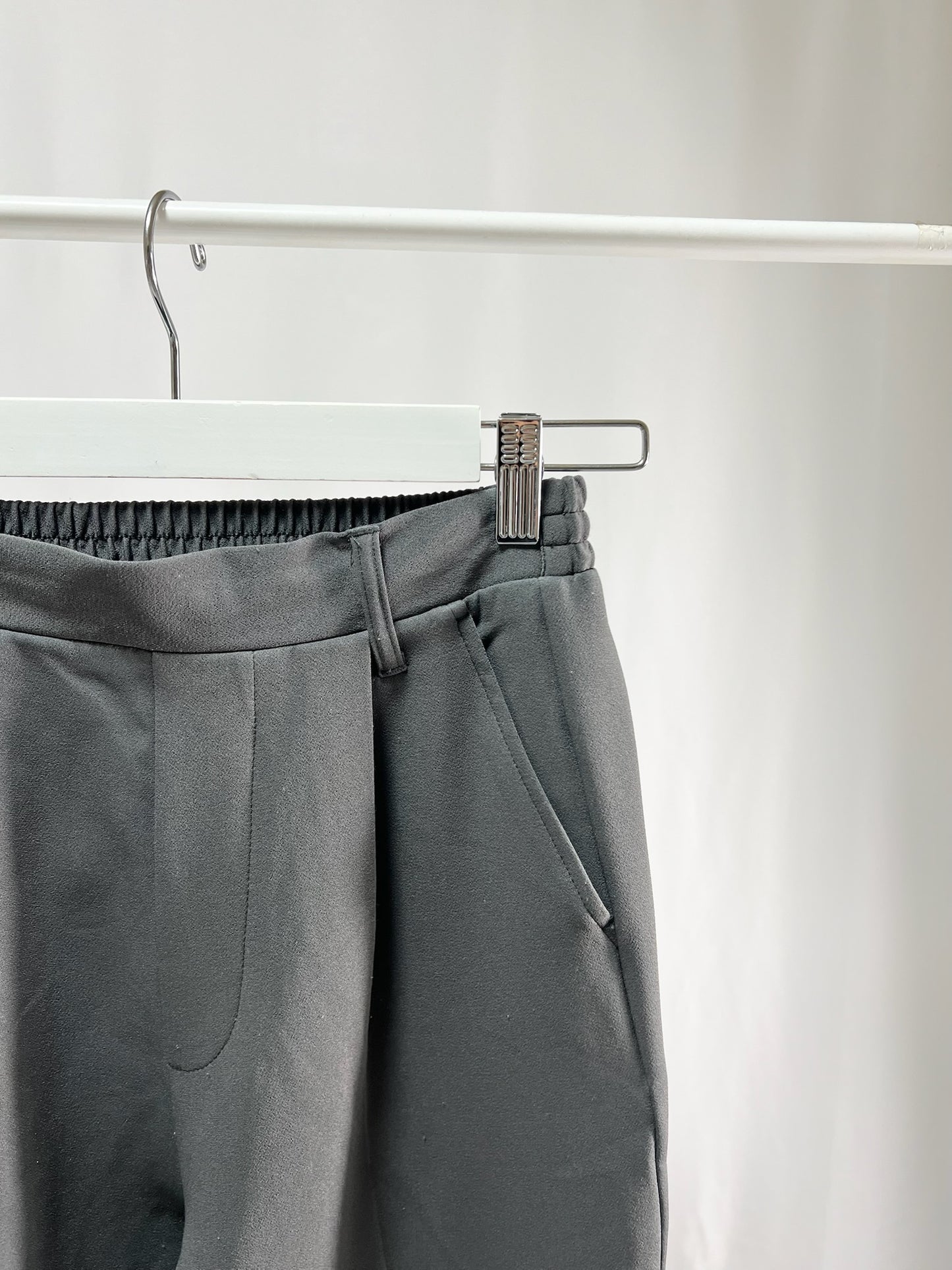 250126Sleek Essential Straight Pants