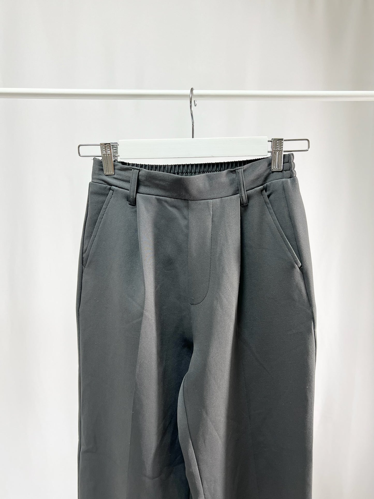 250126Sleek Essential Straight Pants