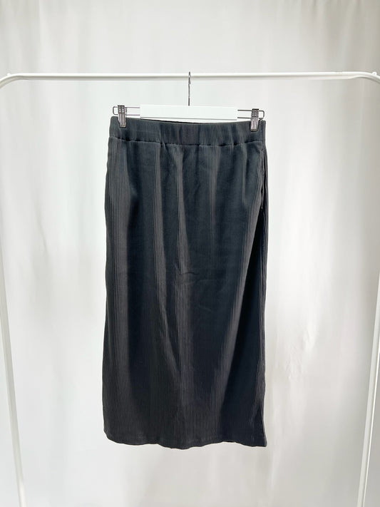 2500005Classic Pleated Midi Skirt - Black