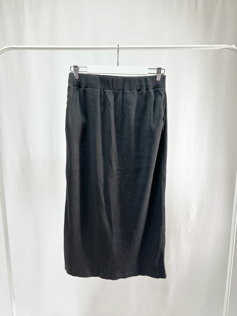 2500005Classic Pleated Midi Skirt - Black