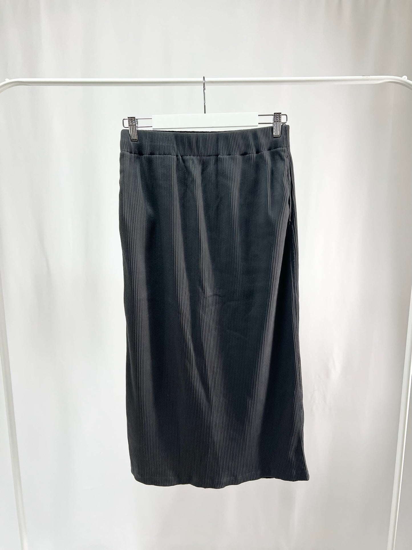2500005Classic Pleated Midi Skirt - Black