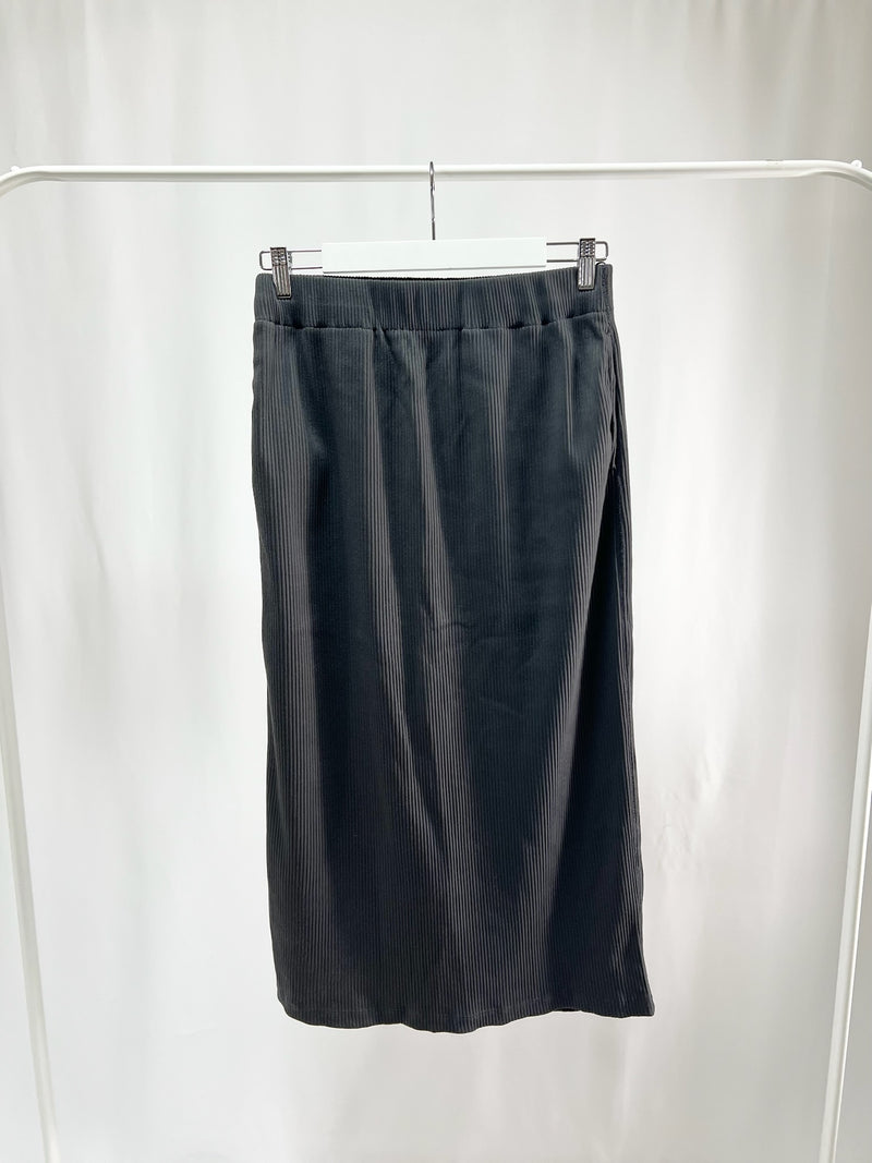 2500005Classic Pleated Midi Skirt - Black
