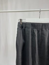 2500005Classic Pleated Midi Skirt - Black