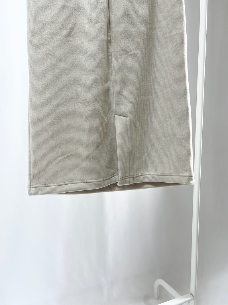 2500003Relax Fit Straight Skirt