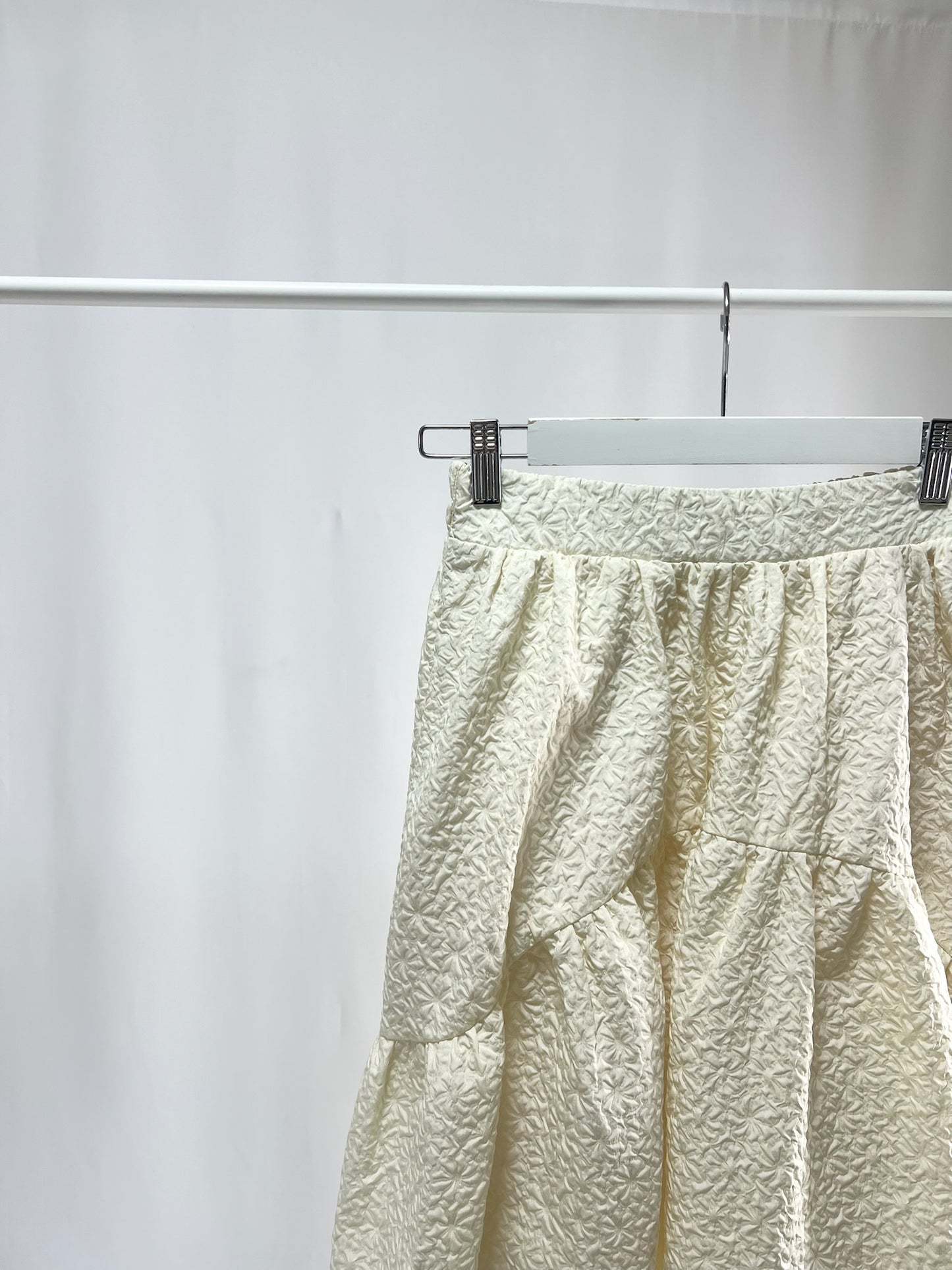 2500002Airy Volume Jacquard Skirt