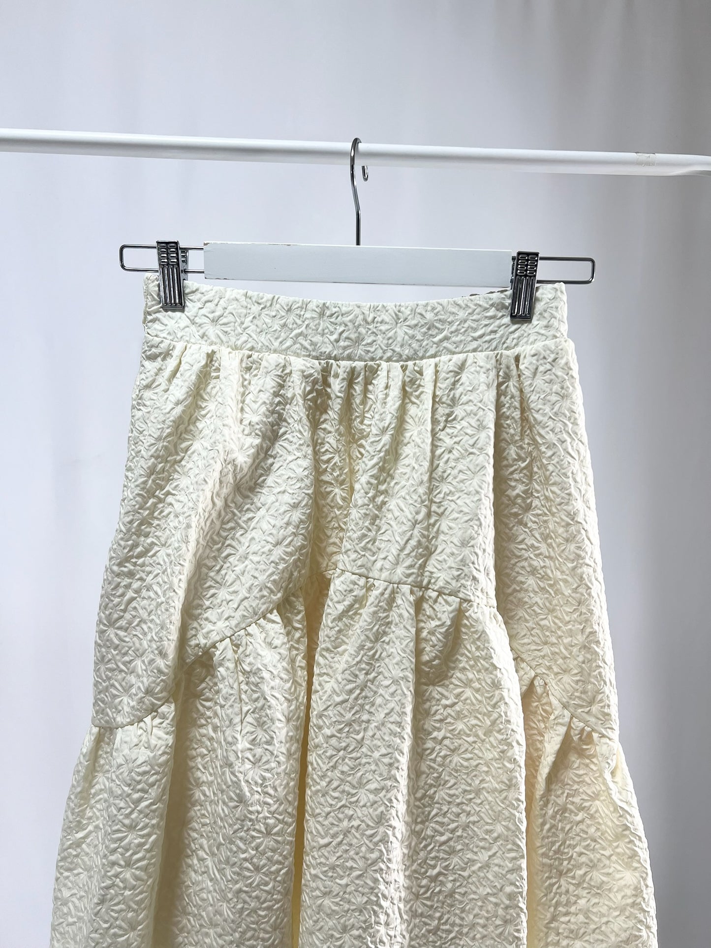 2500002Airy Volume Jacquard Skirt