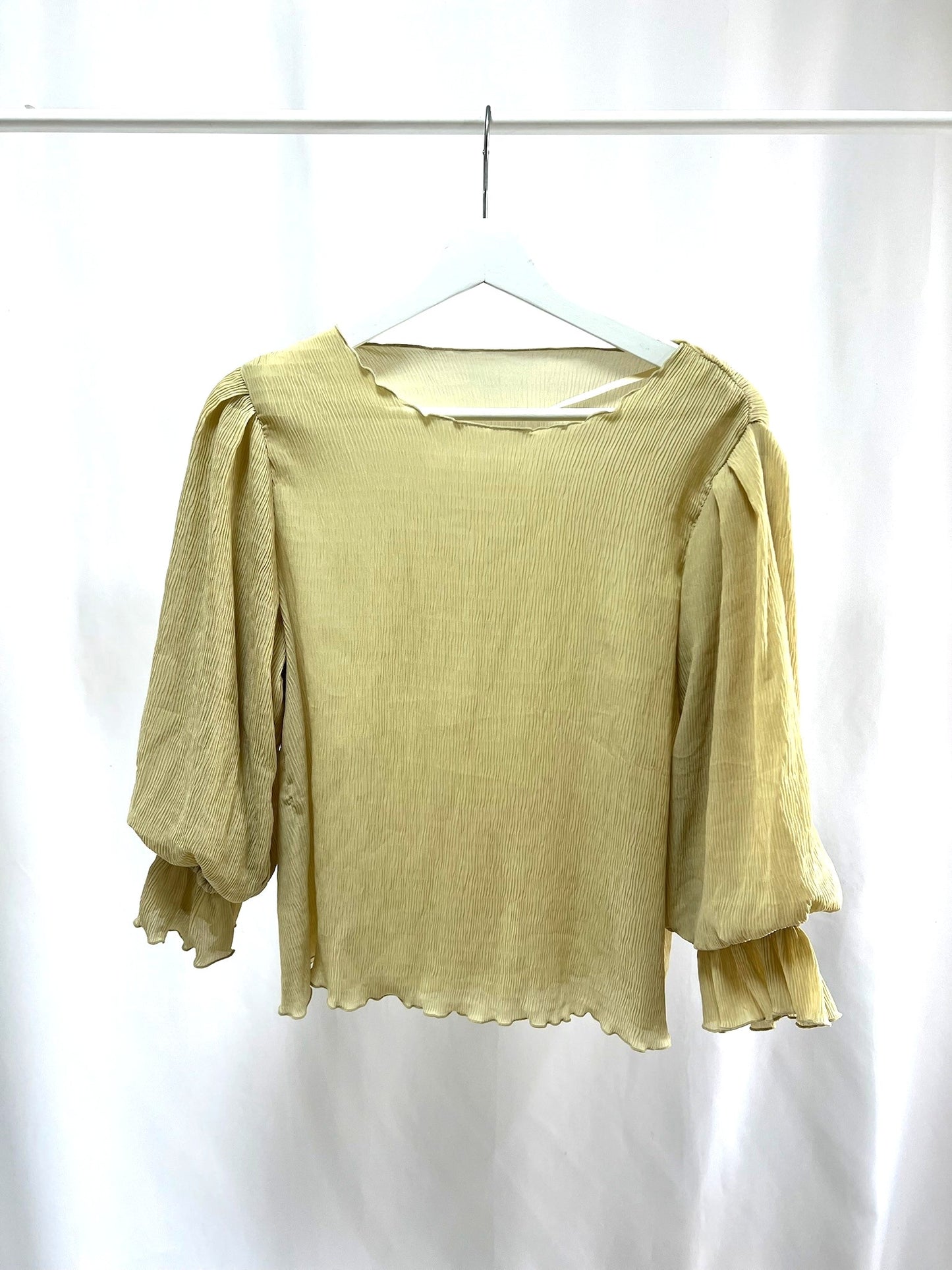 25027Soft Yellow Puff Sleeve Knit Top