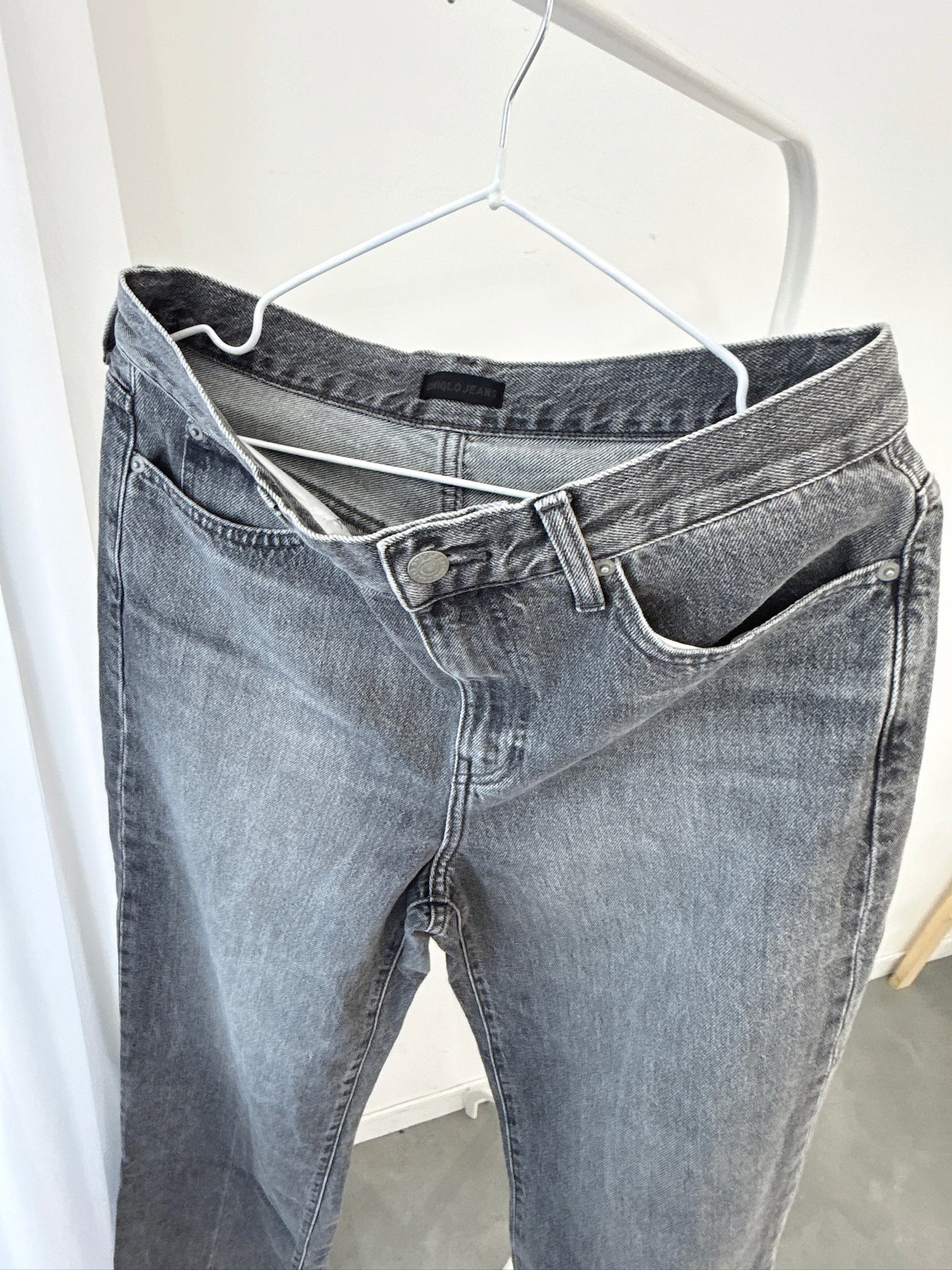 "Washed Black Straight-Leg Jeans – Vintage Look"