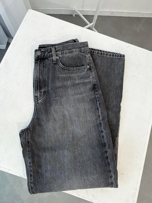 "Washed Black Straight-Leg Jeans – Vintage Look"