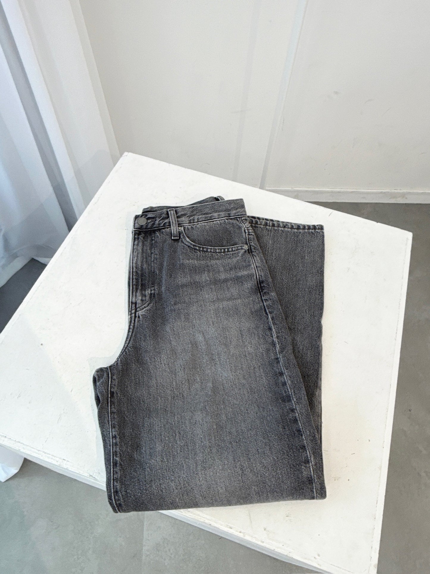 "Washed Black Straight-Leg Jeans – Vintage Look"