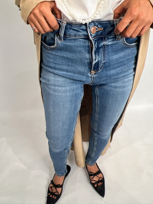 Light Wash Skinny Jeans – Stretch Fit